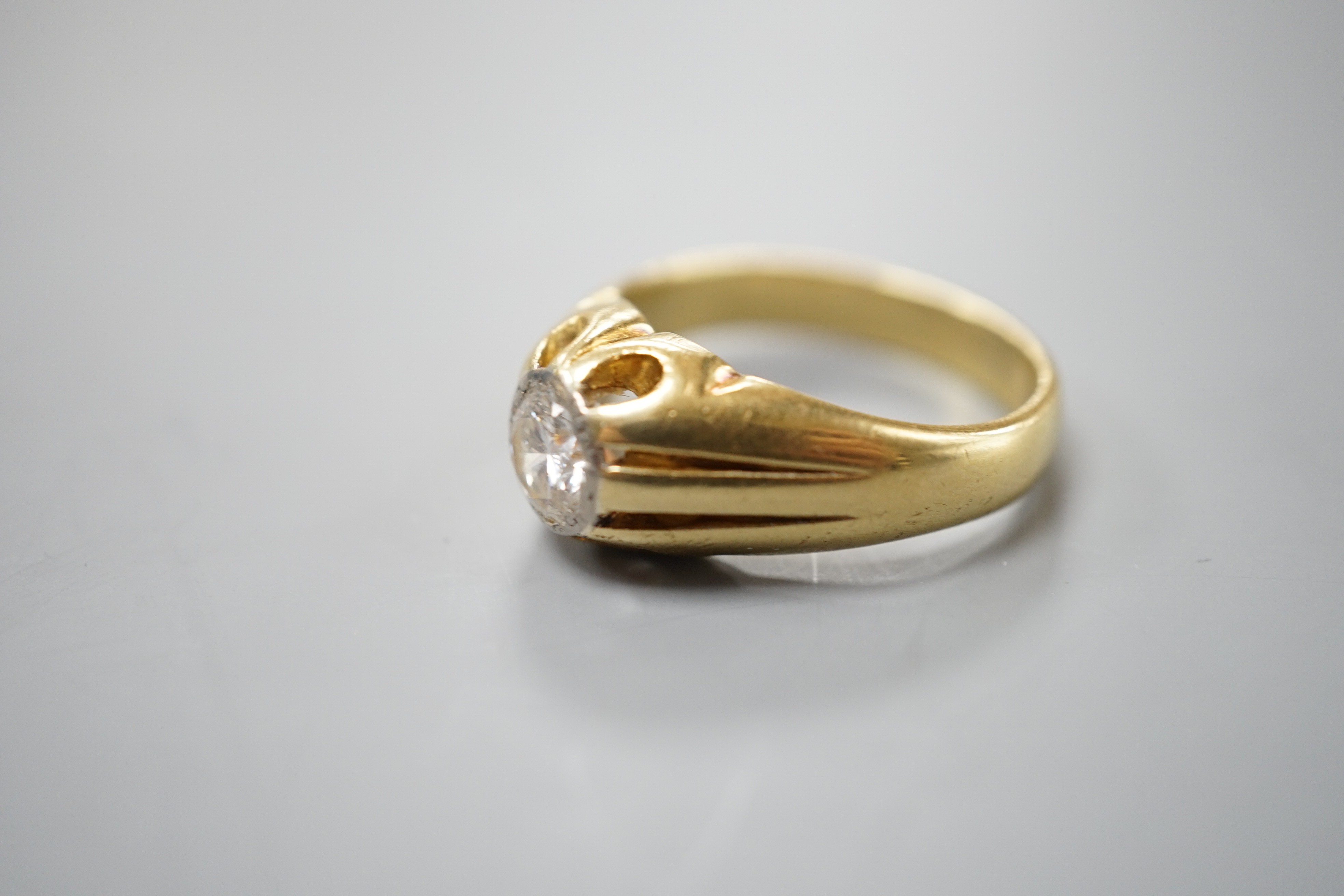 An 18ct and collet and claw set solitaire diamond ring, size V, gross 12.8 grams
